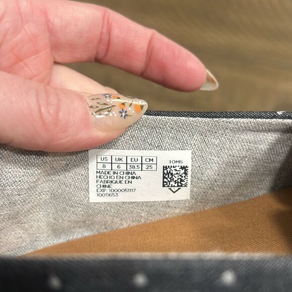 NWOT TOMS Slip on flats size 8 - Picture 9 of 10